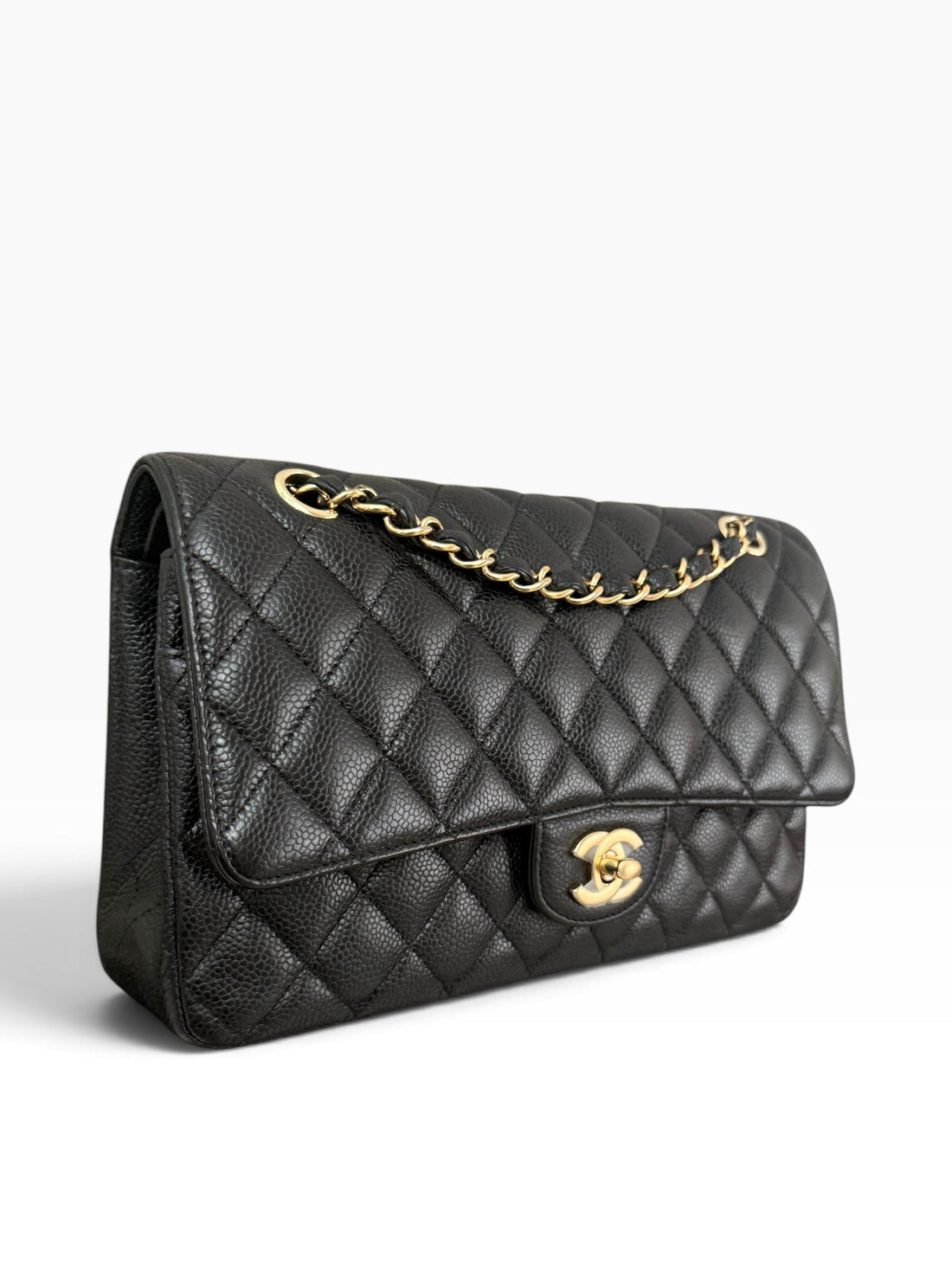 Borsa Chanel Classic Timeless Double Flap media in pelle caviar nera con hardware color oro.