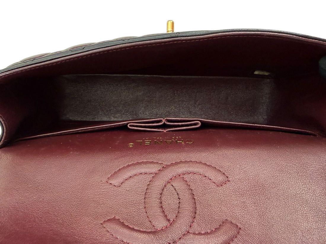 Chanel Small Classic Double Flap Bag aus schwarzem Lammleder und goldfarbener Hardware