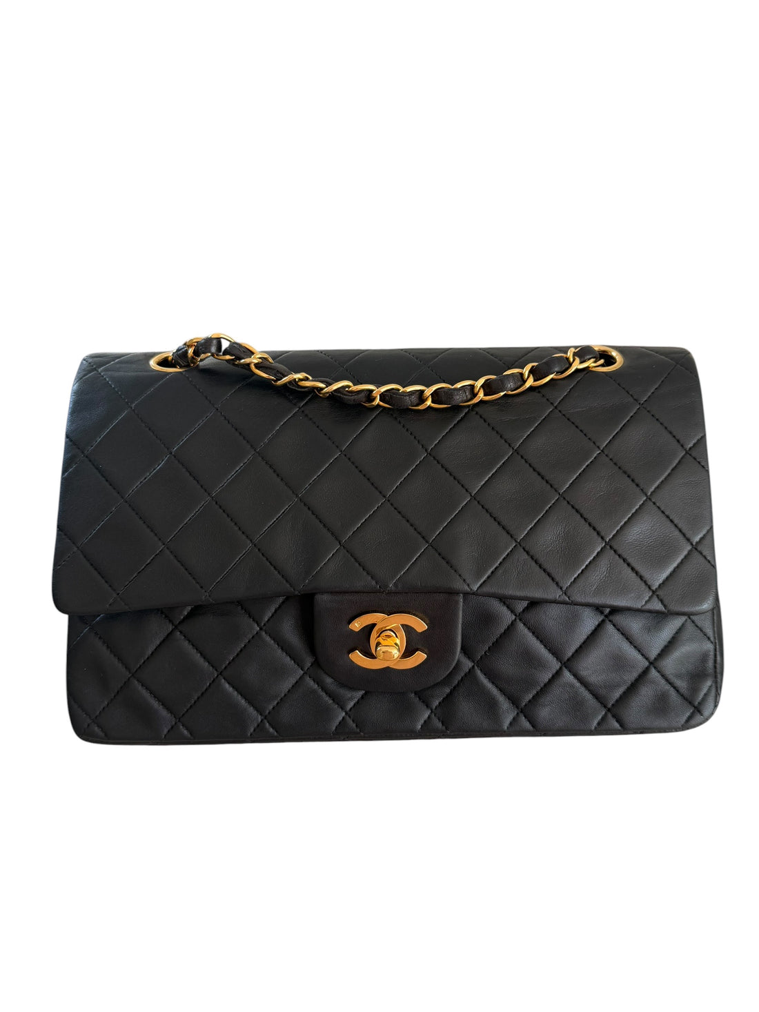 Chanel Double Flap Bag Medium Vintage aus schwarzem Lammleder und 24 Karat vergoldeter Hardware.