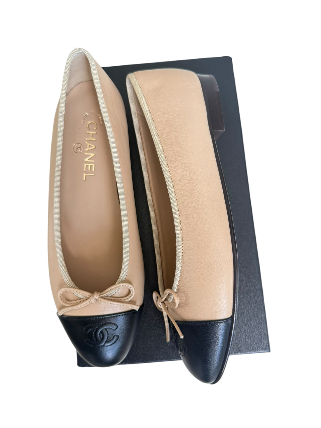 Chanel Ballerinas Grösse 39,5 in Lammleder Beige & Schwarz.