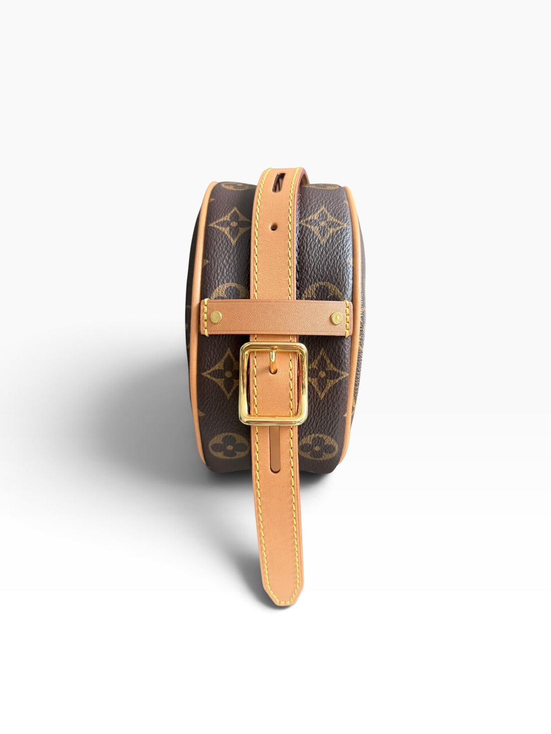 LOUIS VUITTON Boîte Chapeau Souple Bag PM Umhängetasche mit ihrem markanten runden Design und dem klassischen Monogram-Canvas und verstellbaren Schulterriemen.