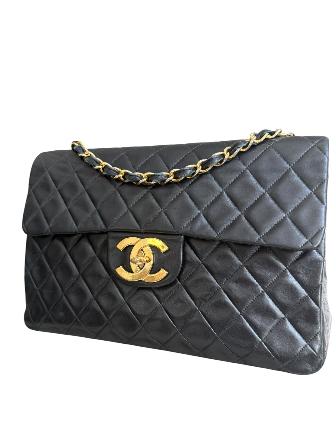 Chanel Classic Flap Bag Maxi Vintage aus schwarzem Lammleder und 24 Karat vergoldeter Hardware.