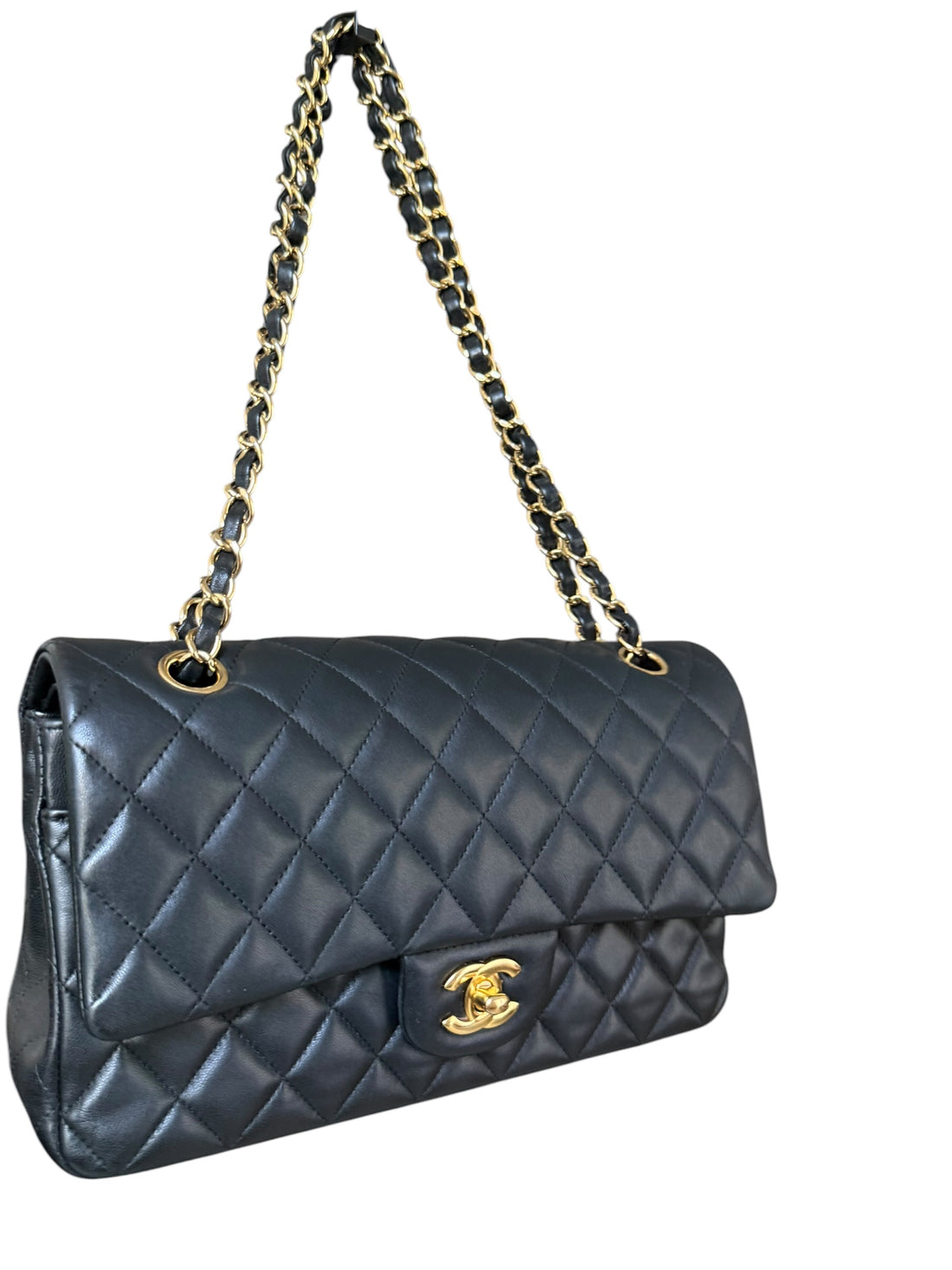 Chanel Medium Classic Double Flap Bag aus schwarzem Lammleder und goldfarbener Hardware
