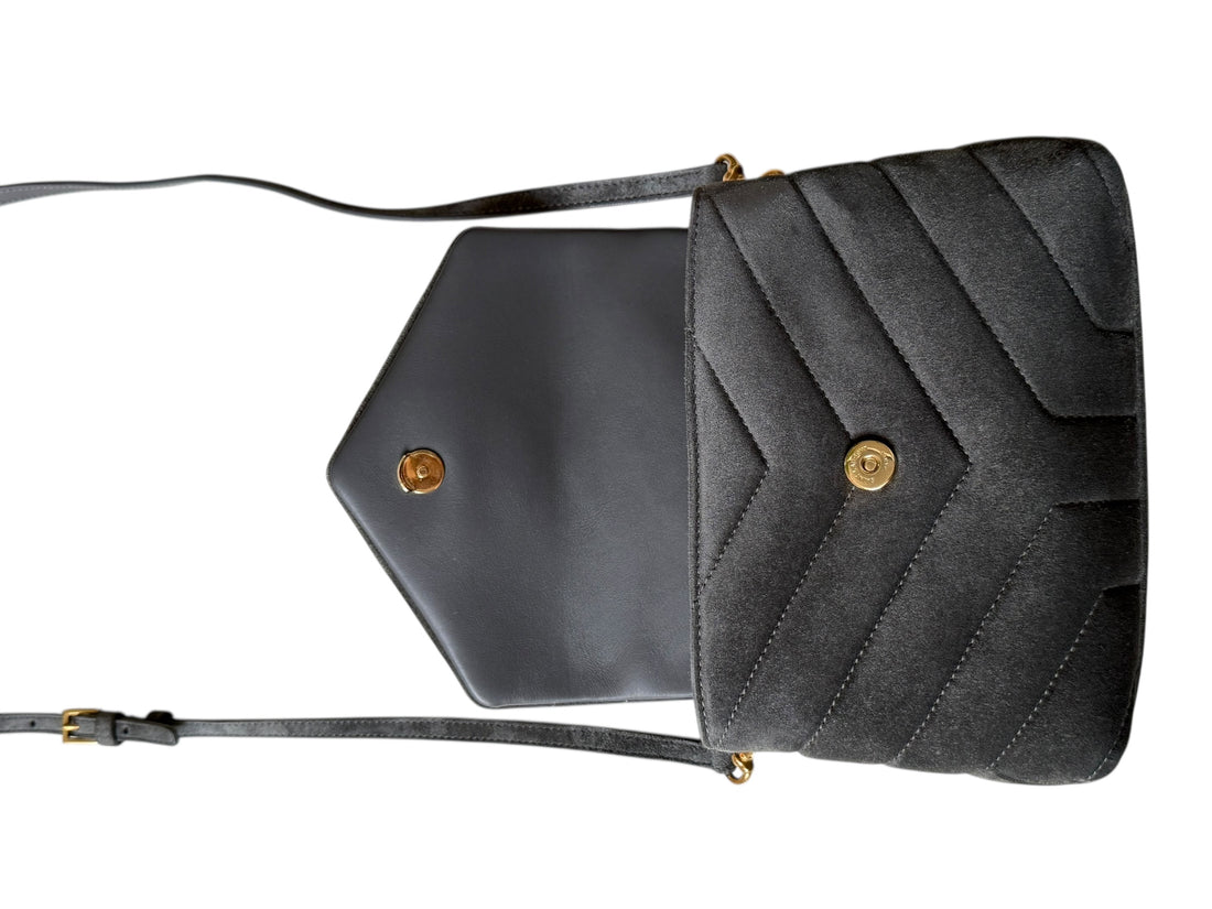 YSL Saint Laurent Loulou mit Chevron Steppmuster in grauem Wildleder und goldfarbener Hardware