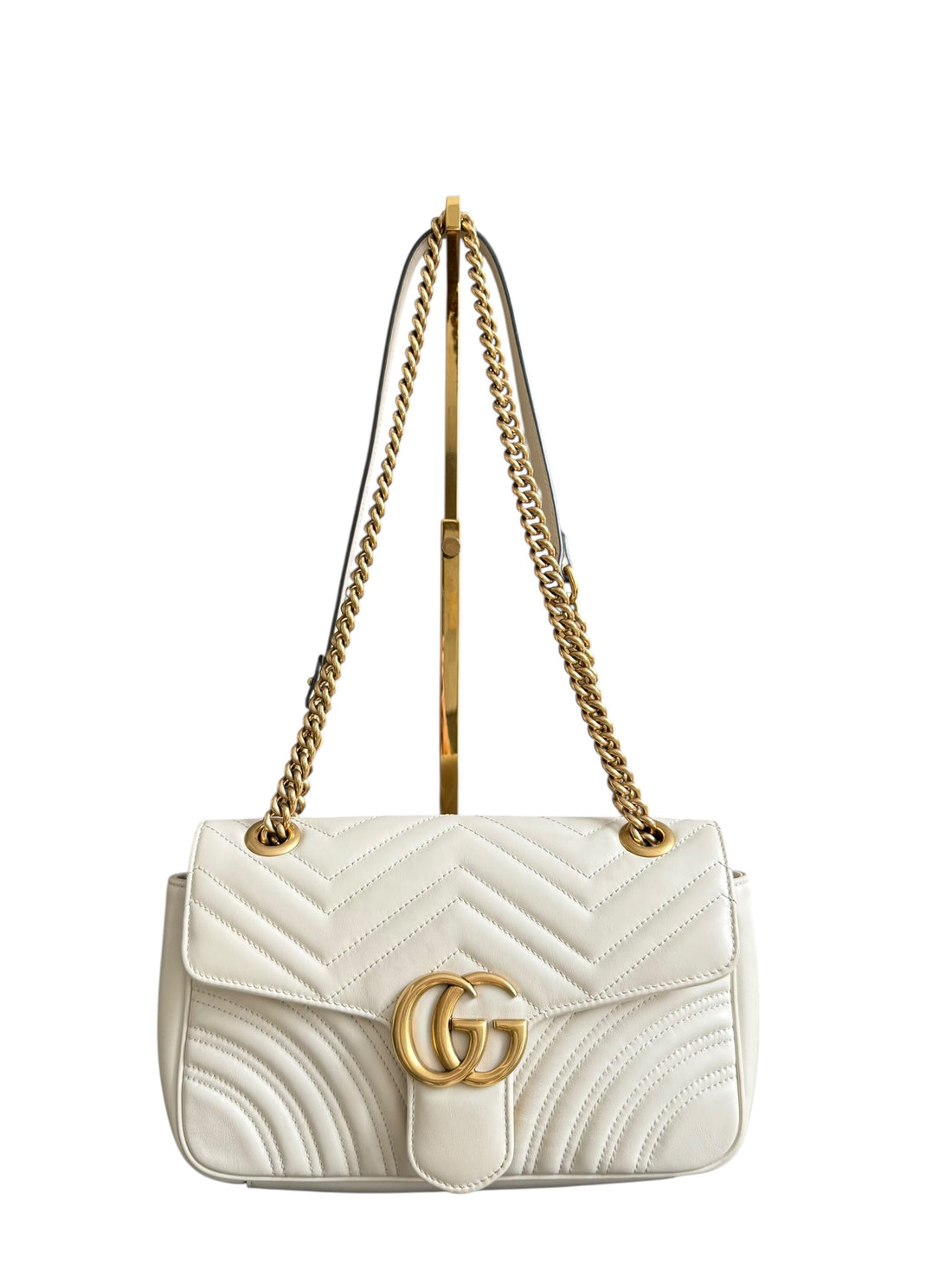 Gucci Marmont Schultertasche in der Farbe Creme mit goldfarbener Hardware.