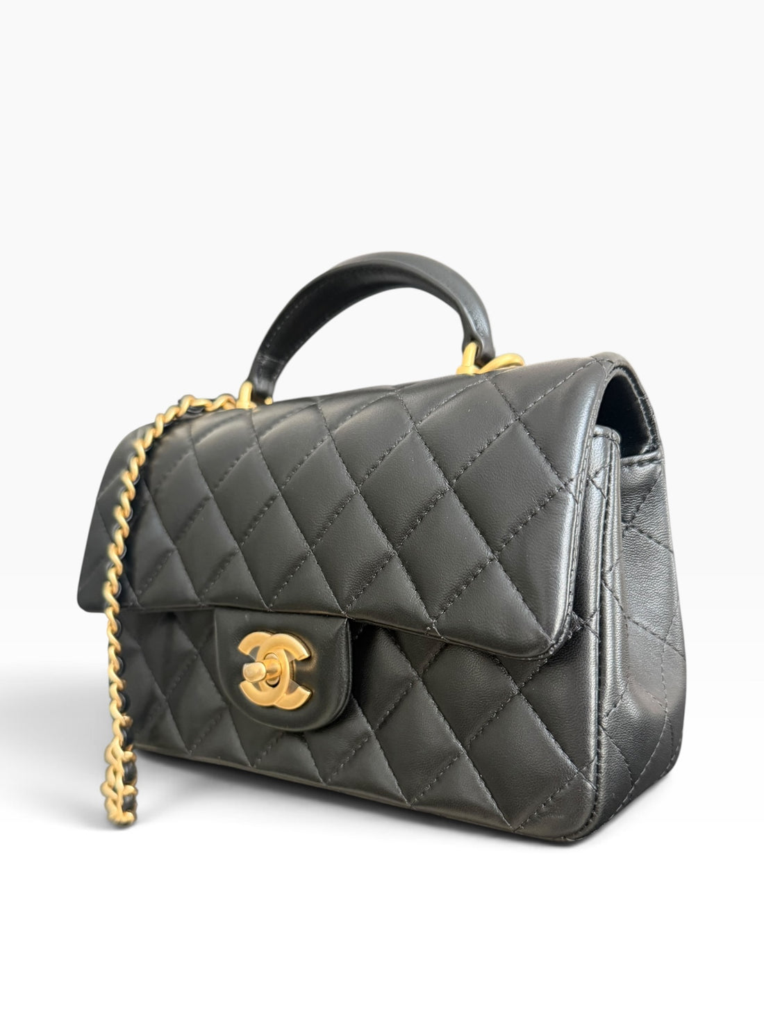 Chanel Classic Mini Top Handle aus schwarzem Lammleder und goldfarbener Hardware.