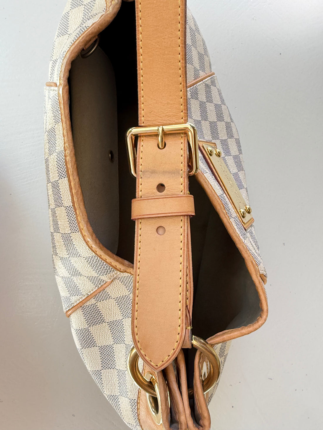 Louis Vuitton Galliera PM aus Damier Azur Canvas. Verstellbarer Schulriemen.