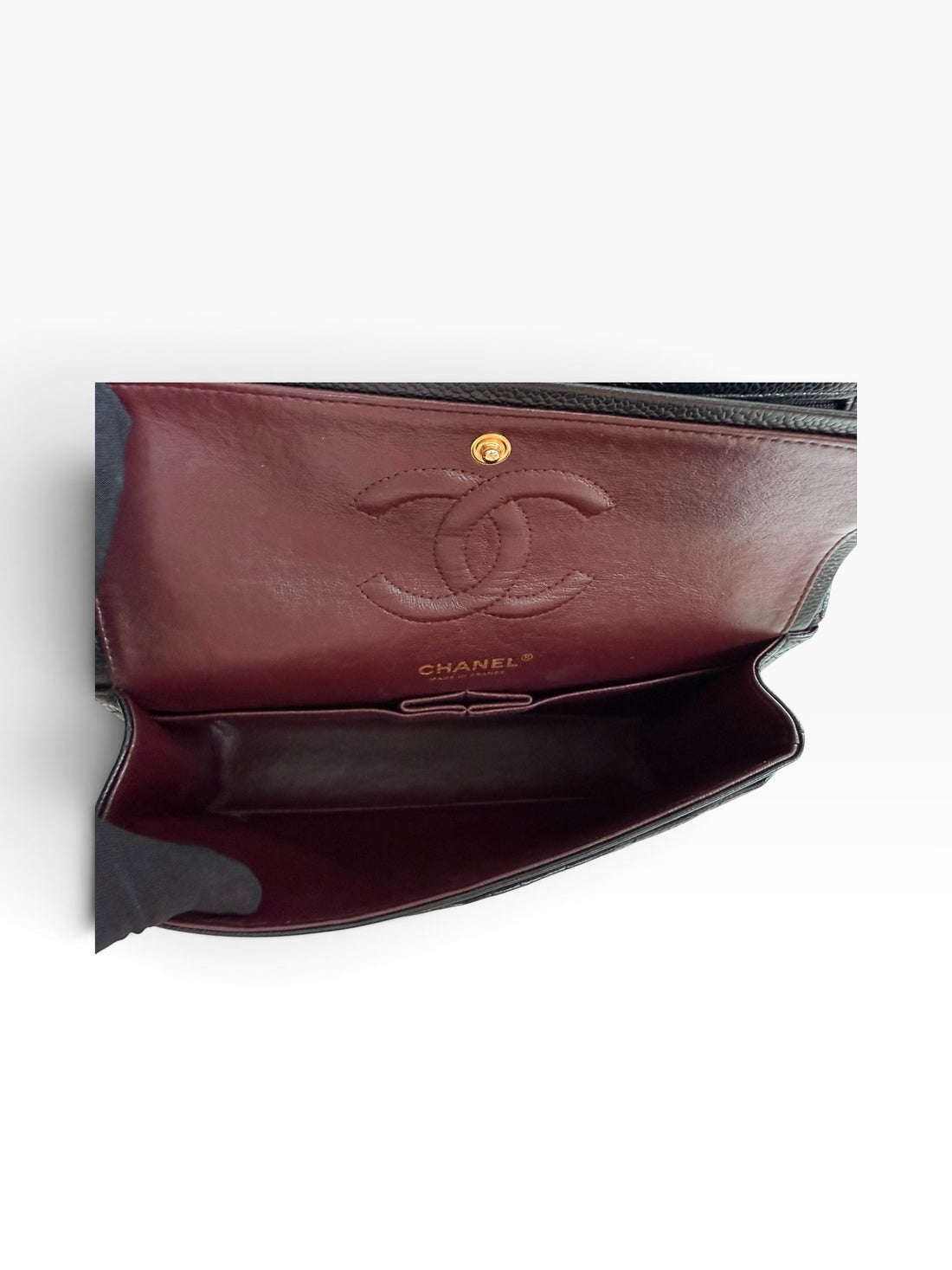 Sac Classic Double Flap moyen CHANEL en cuir caviar noir et bijouterie dorée.
