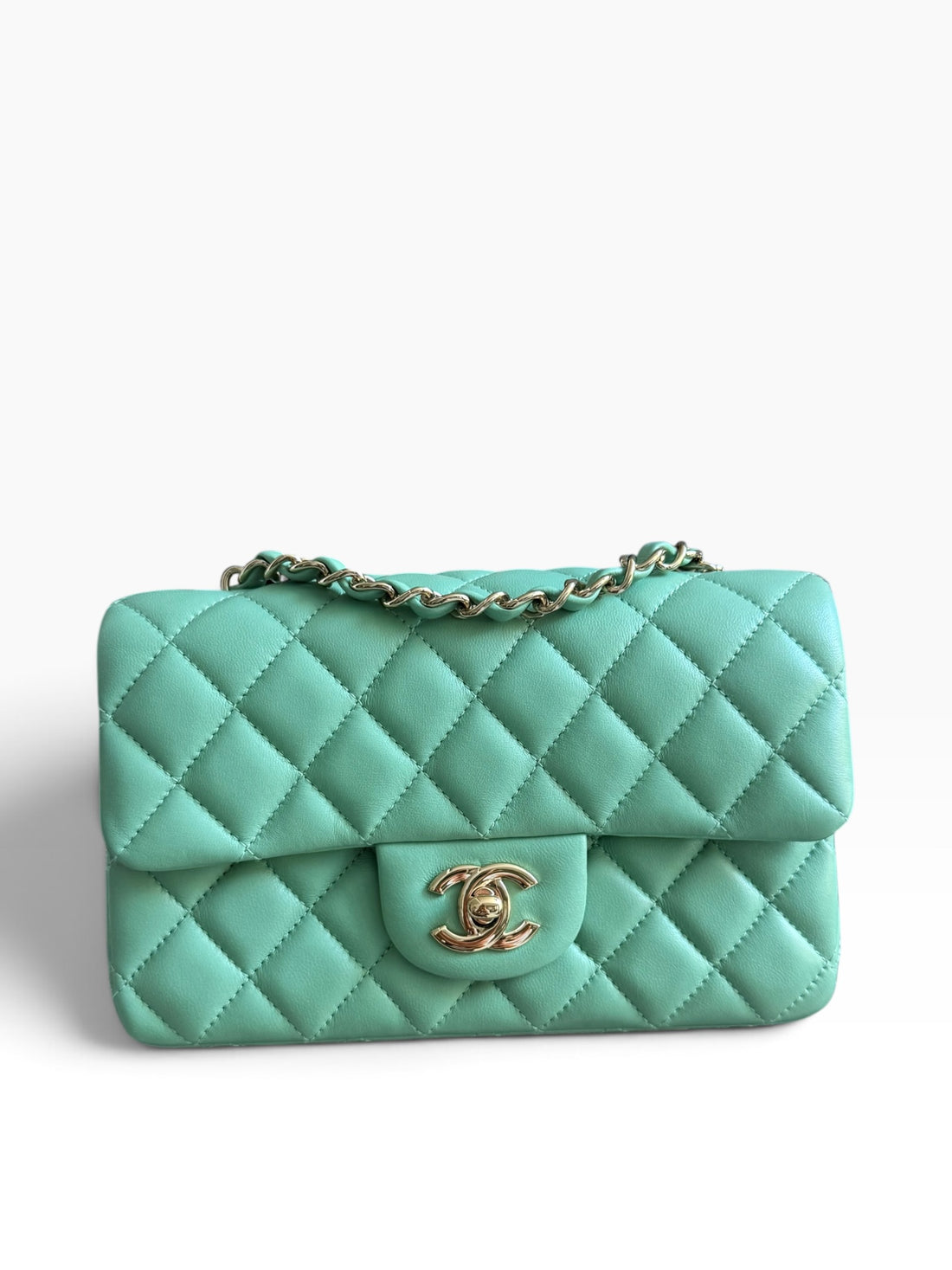 Chanel Mini Classic Flap aus Lamm-Leder mit light-goldfarbener Hardware in der Farbe Mintgrün / Pastellgrün