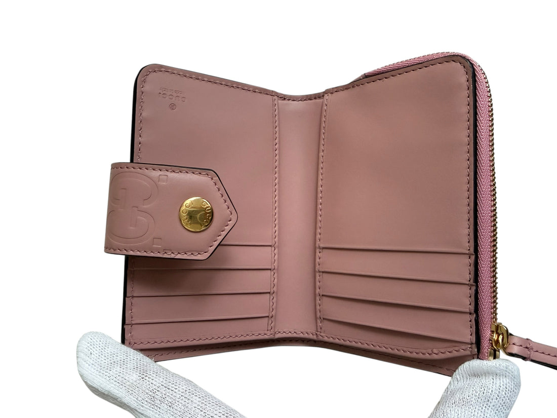 Gucci Geldbörse GG Medium aus geprägtem Leder in Pink.
