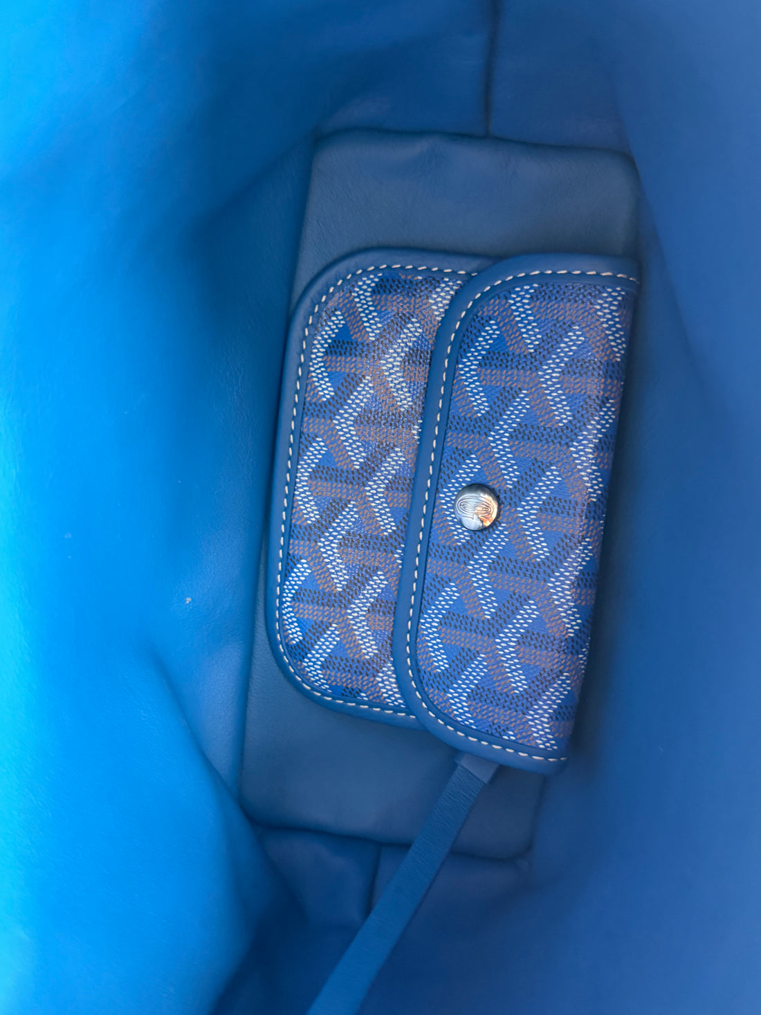 Die Goyard Anjou Mini ist eine moderne Interpretation der ikonischen Saint Louis und zeichnet sich durch ihre wendbare Konstruktion aus