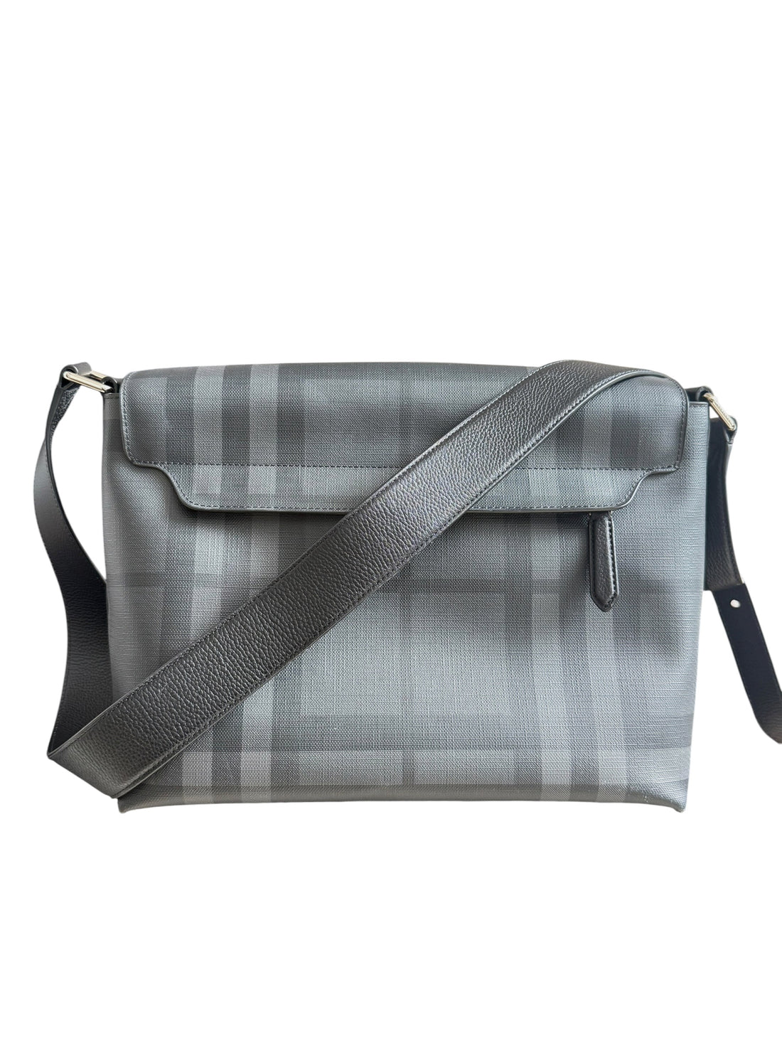 Burberry Smoked Check Messenger-Tasche aus beschichtetem Canvas mit markantem Lederbesatz in der Farbe grau.