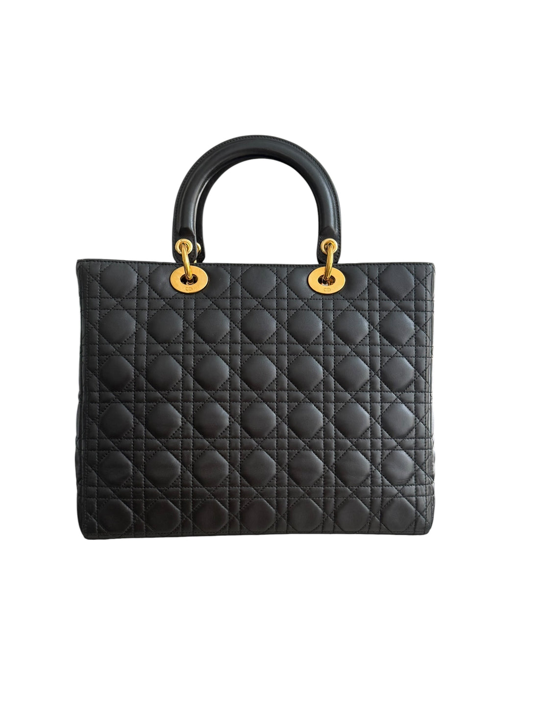 Christian Dior Lady aus schwarzem Lammleder mit Cannage Ziernähten sorgt mit seiner unverkennbaren Steppoptik für einen hohen Wiedererkennungswert. D.I.O.R. Metallanhänger mit Gold-Finish