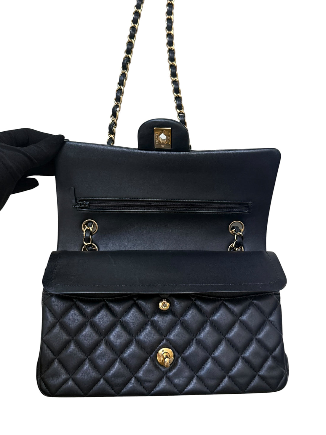 Chanel Medium Classic Double Flap Bag aus schwarzem Lammleder und goldfarbener Hardware