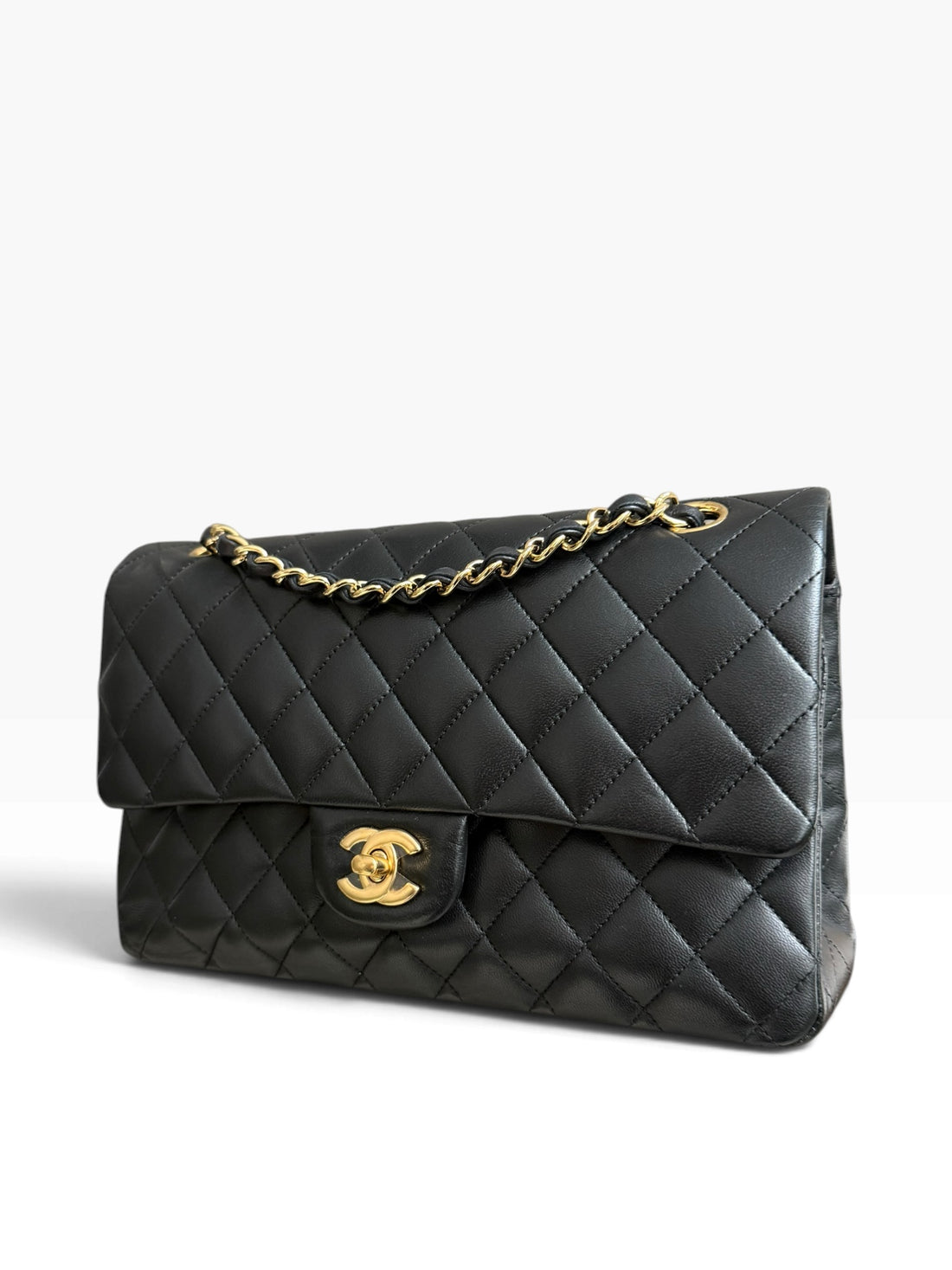 Chanel Medium Classic Double Flap Bag aus schwarzem Lammleder und goldfarbener Hardware