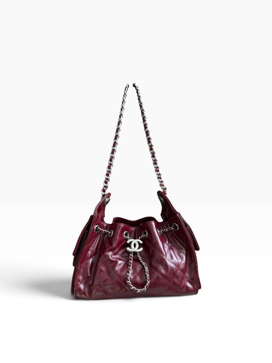 Chanel 25 mini in Burgunder aus glänzendem und geknautschtem Kalbsleder und silberfarbener Hardware.