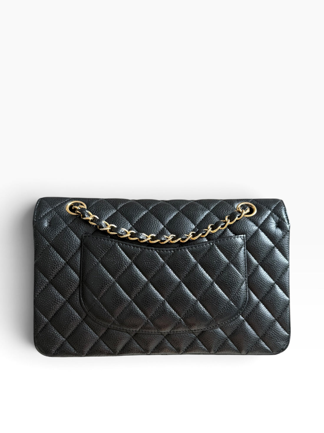 Sac Classic Double Flap moyen CHANEL en cuir caviar noir et bijouterie dorée.