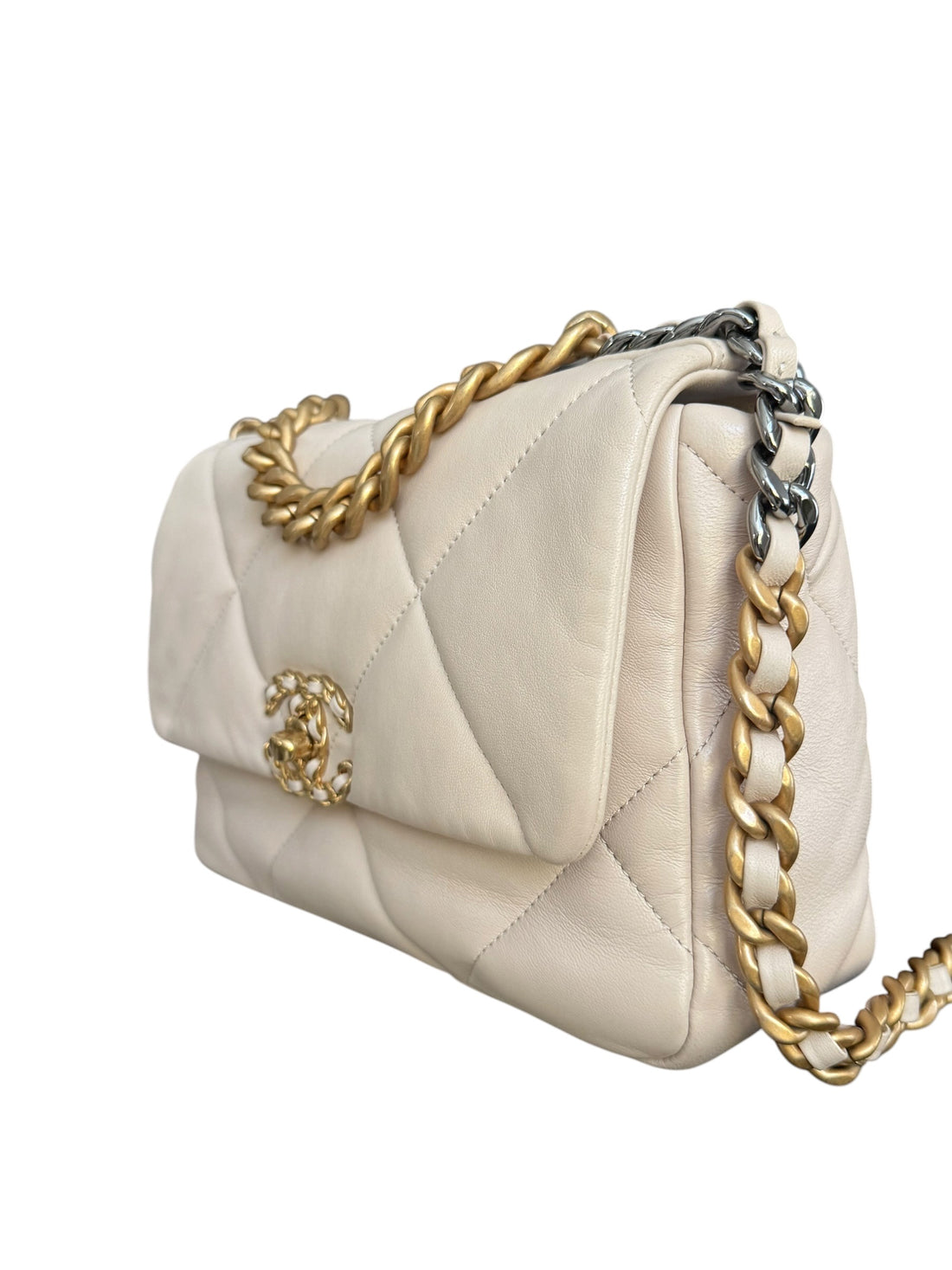 Chanel 19 small in der Farbe light-beige aus weichem Lammleder mit Gold- Silber- Rutheniumfarbenem Metall.