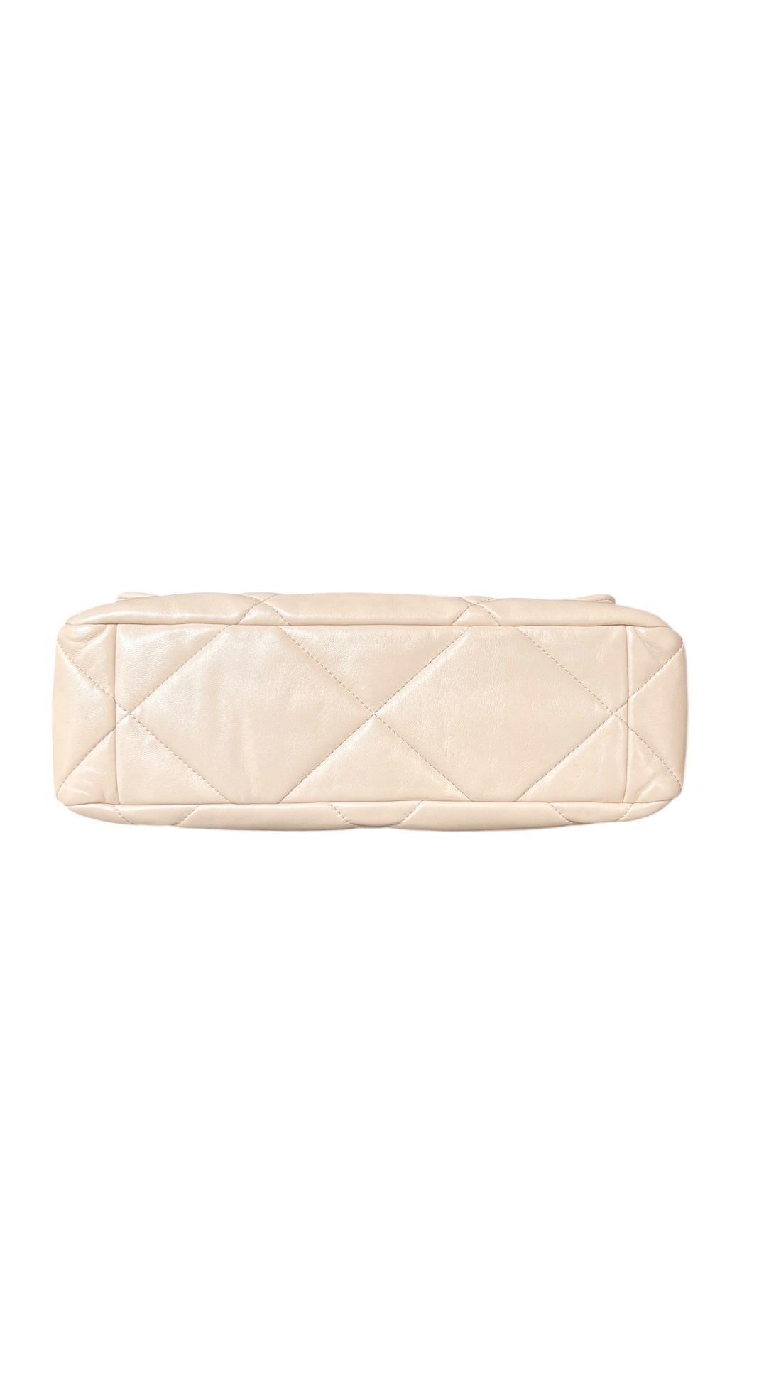 Chanel 19 aus weichem glänzendem Lammleder beige