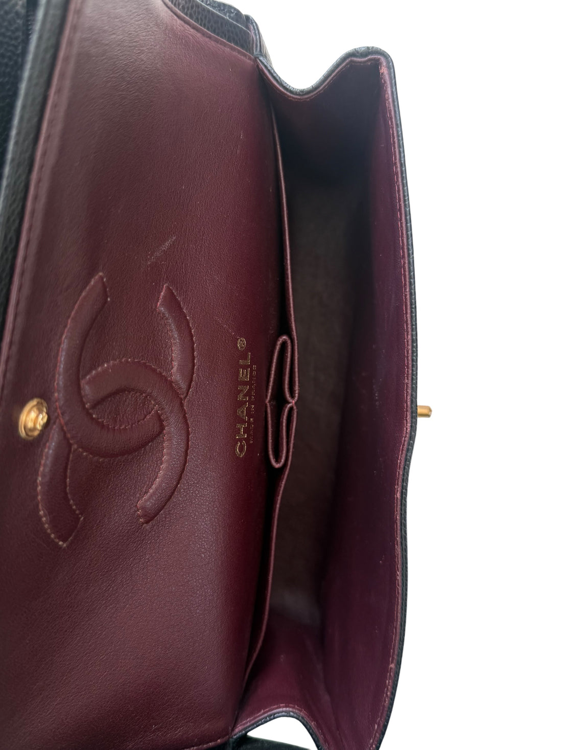 CHANEL Medium Classic Double Flap Bag aus schwarzem Kaviarleder und goldfarbener Hardware. Bordeauxfarbenes Innenfutter