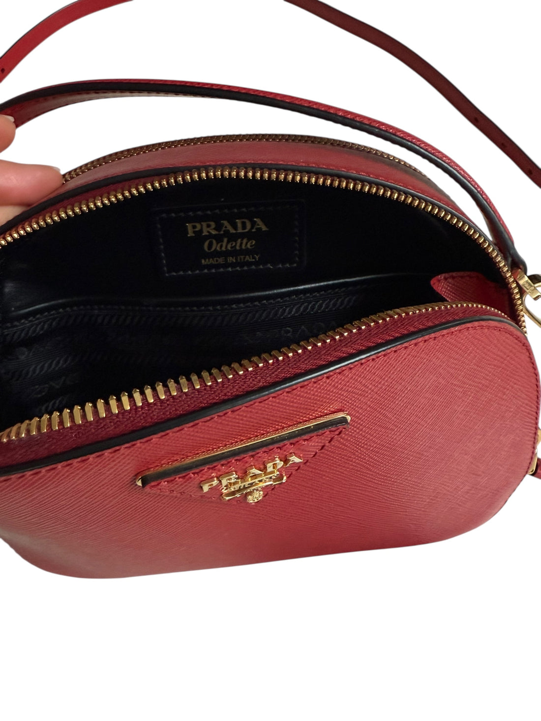 Prada Odette mit abnehmbarem und verstellbarem Schulterriemen in der Farbe rot Fuoco aus Saffiano Lux Leder