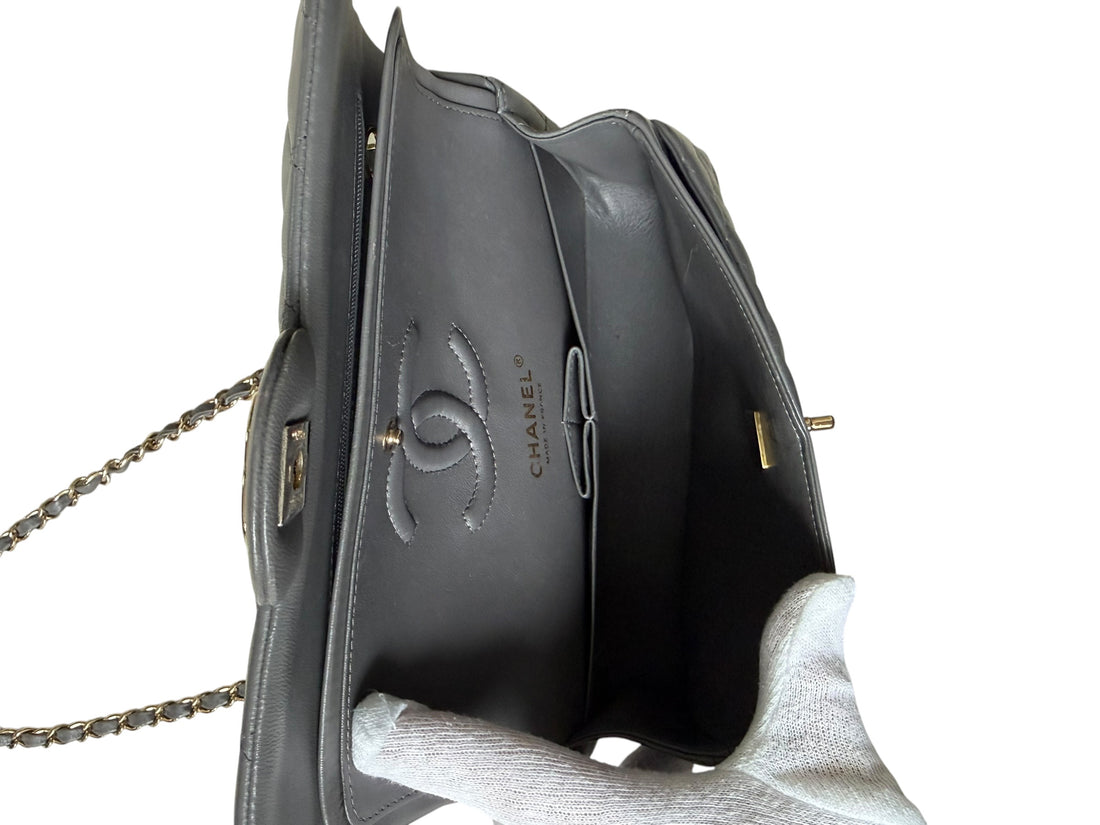 Chanel Classic Small Double Flap Tasche aus grauem Lammleder und champagnerfarbener Hardware