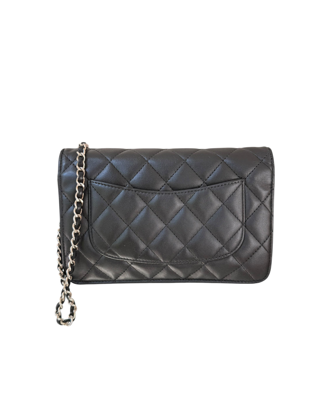 CHANEL WOC Wallet on Chain aus schwarzem Lammleder und silberfarbener Hardware.