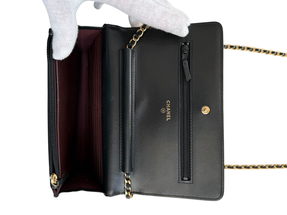 CHANEL WOC Wallet on Chain aus schwarzem Lammleder und goldfarbener Hardware.