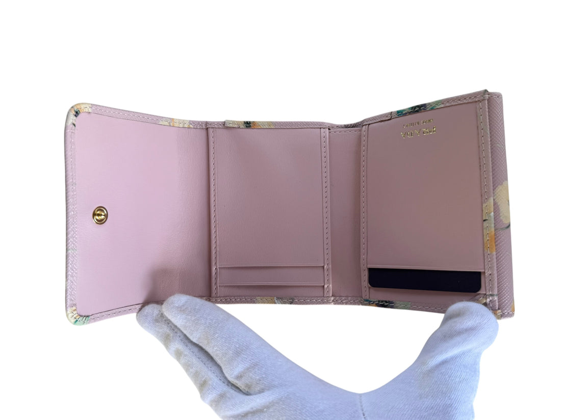Prada Portemonnaie aus Saffiano Leder mit zartem Blumenmuster