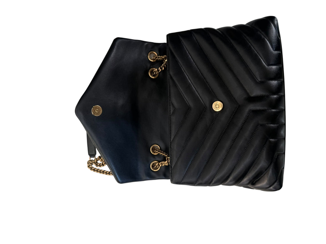 YSL Loulou Medium Tasche aus schwarzem Kalbsleder mit ineinandergreifenden YSL Initialen aus goldfarbenem Metall.