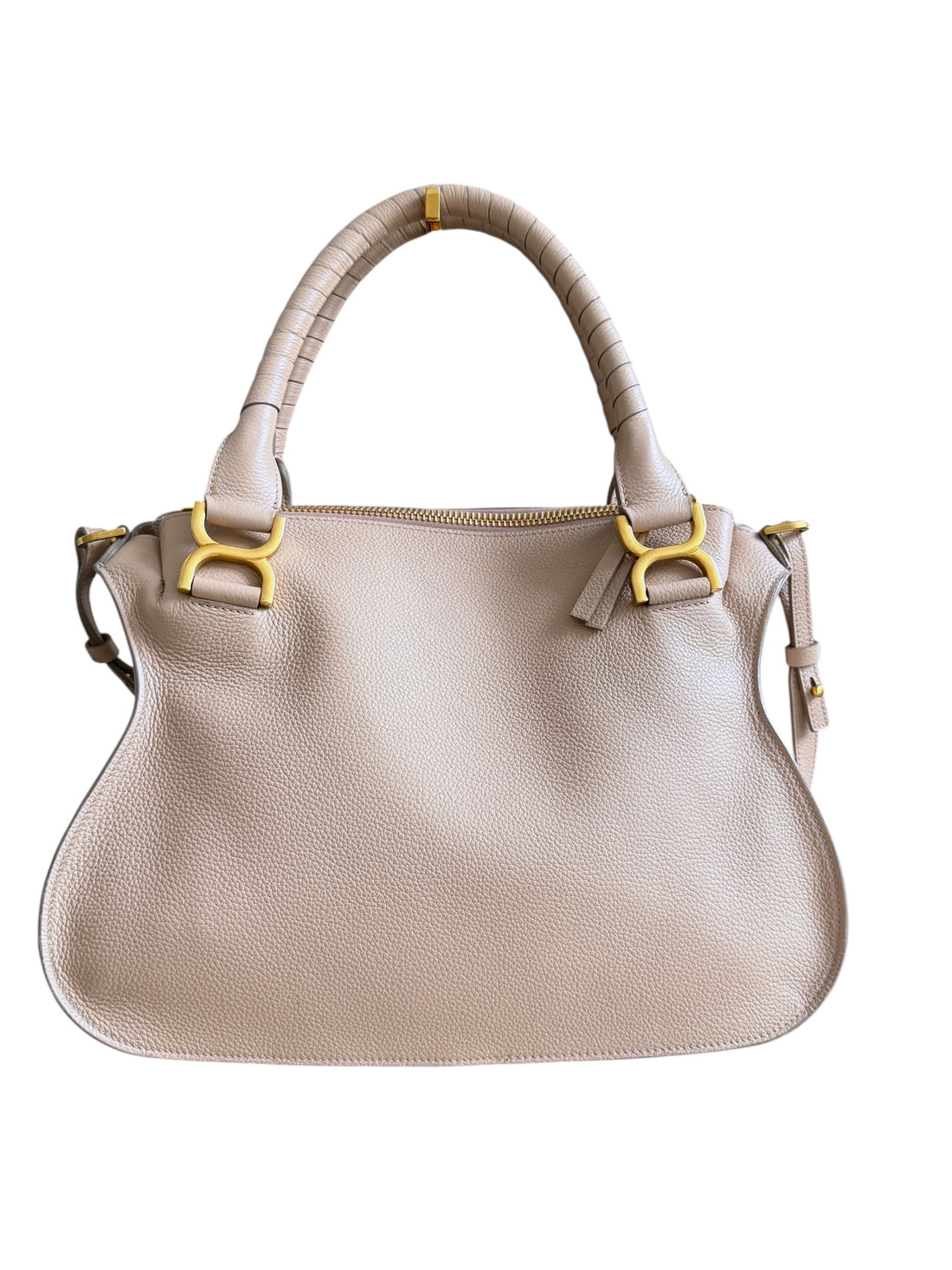 Chloé Marcie Bag in einem santen Nude- bzw. Beigerosa-Ton aus genarbtem Kalbsleder mit charakteristischen handgewickelten Henkeln und goldfarbenen Metallbeschlägen.