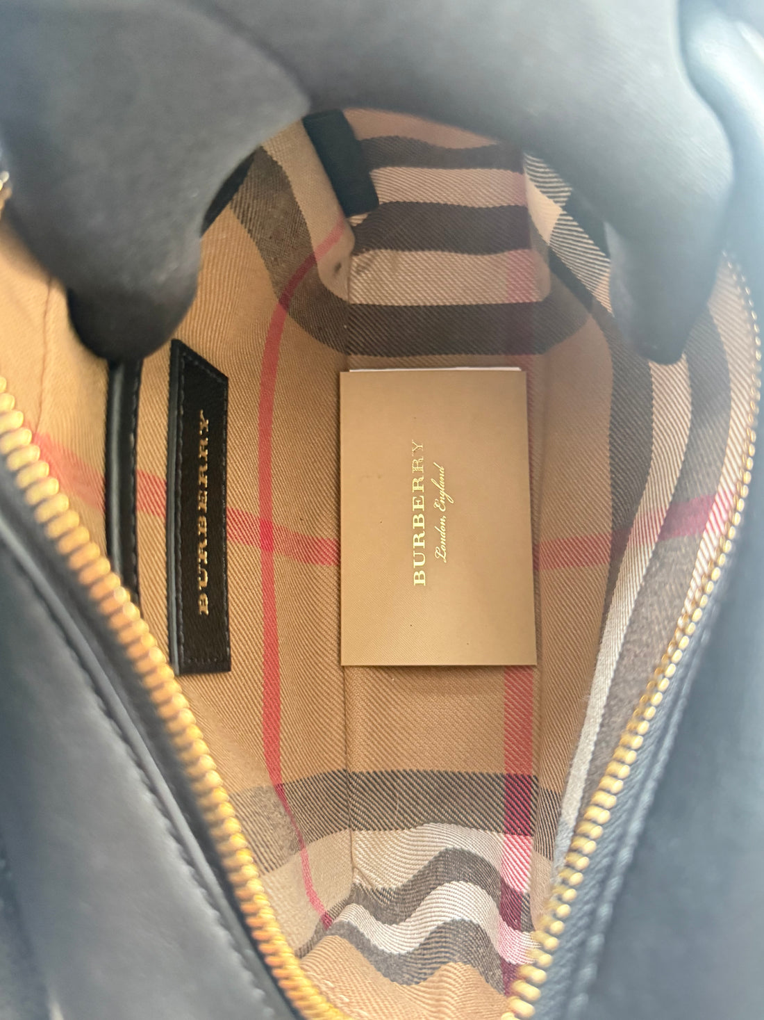 Burberry Small Buckle Leather Crossbody Bag aus schwarzem Leder mit goldfarbener Schliesse und klassischen Vintage Check-Details- magnetischer Verschlus