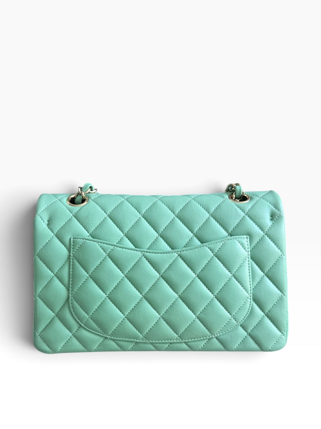 Chanel Classic Timeless Double Flap Bag in small aus weichem Lammleder in der Farbe Pastellgrün/Mintgrün.