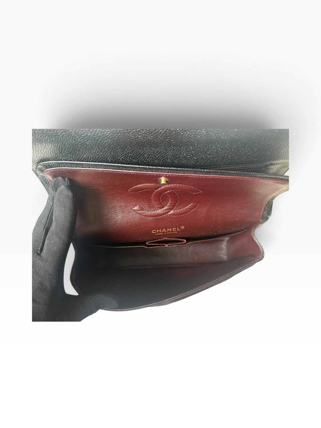 Borsa Chanel Classic Timeless Double Flap media in pelle caviar nera con hardware color oro.