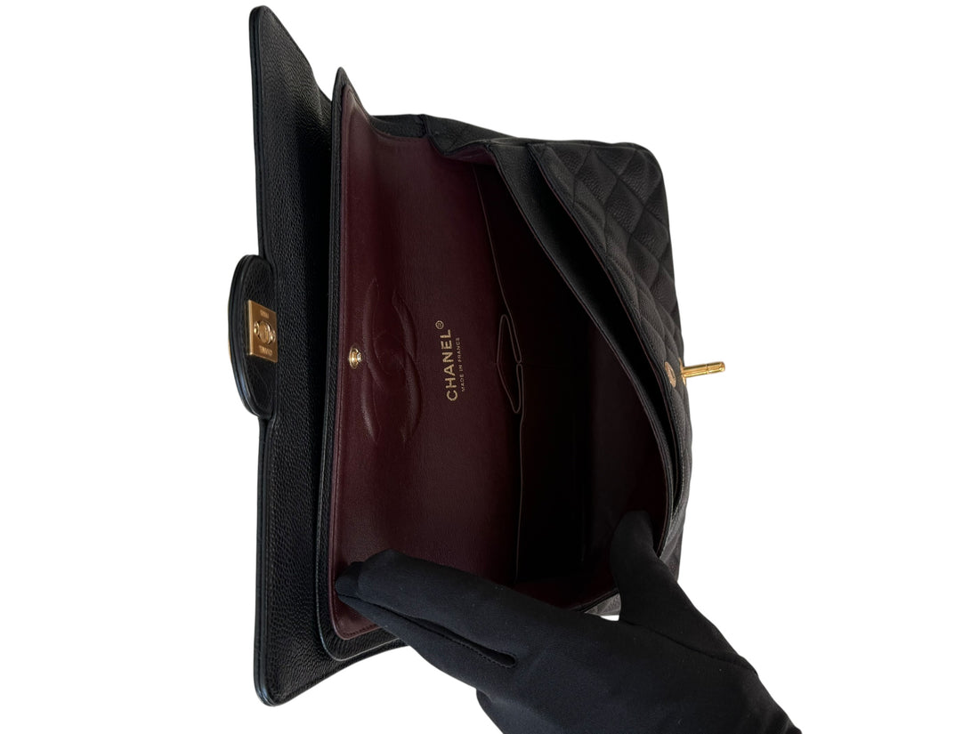 Chanel Classic Timeless Double Flap Bag Medium aus schwarzem Caviarleder und goldfarbener Hardware. Bordeauxfarbenes Innenfutter. Masse: 25x16x6,5 cm. Herstellungsjahr 2014. Loveletterfach. 2 Innenfächer. 1 Aussenfach. Sehr guter Zustand. Inklusive Entrup