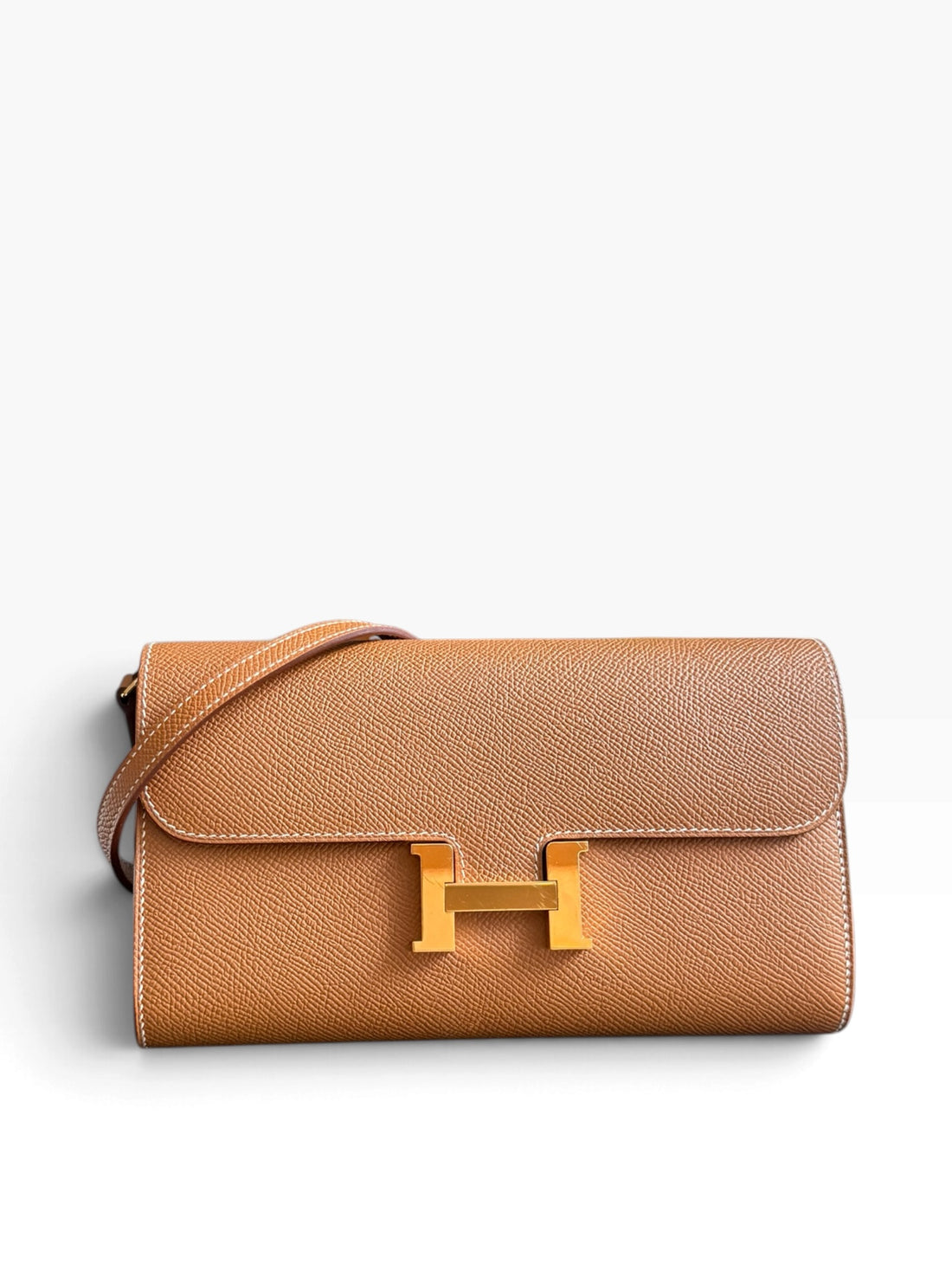 HERMÈS Constance to Go in der Farbe Gold.