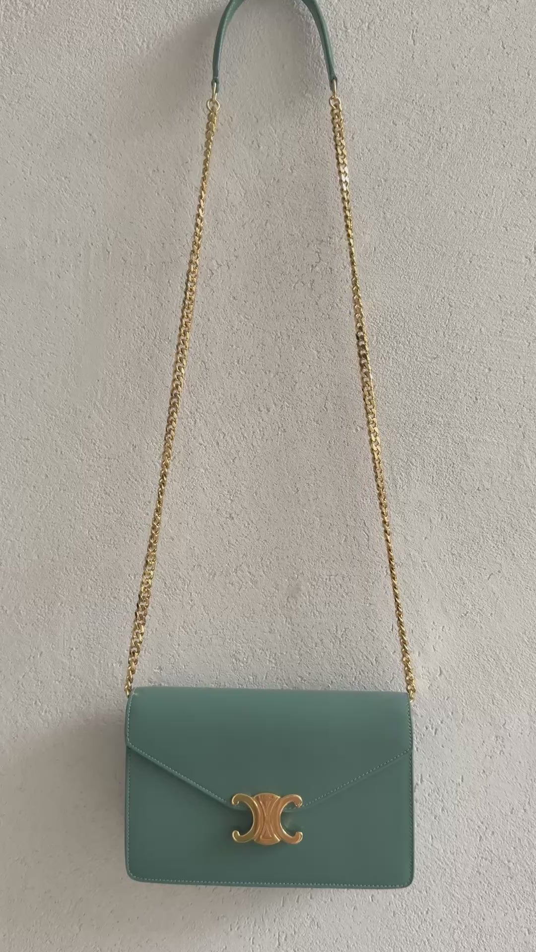 Portefeuille CELINE Wallet on Chain Margo couleur céladon avec chaîne d'épaule amovible.