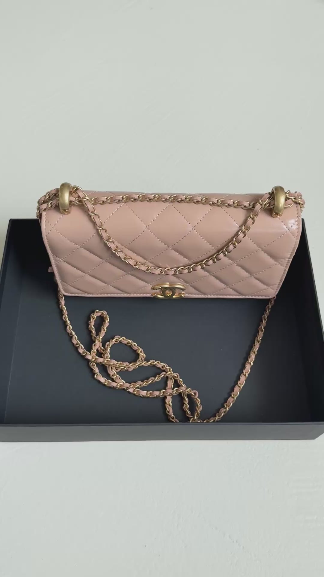 Chanel WOC - WALLET ON CHAIN aus beige bzw. nudefarbenem und glänzendem Kalbsleder & goldfarbenem Metall