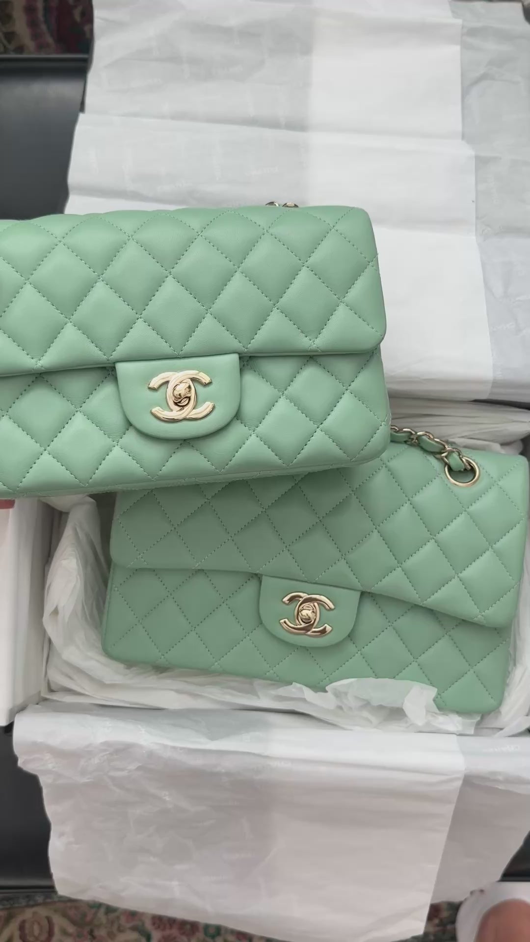 Chanel Mini Classic Flap aus Lamm-Leder mit light-goldfarbener Hardware in der Farbe Mintgrün / Pastellgrün