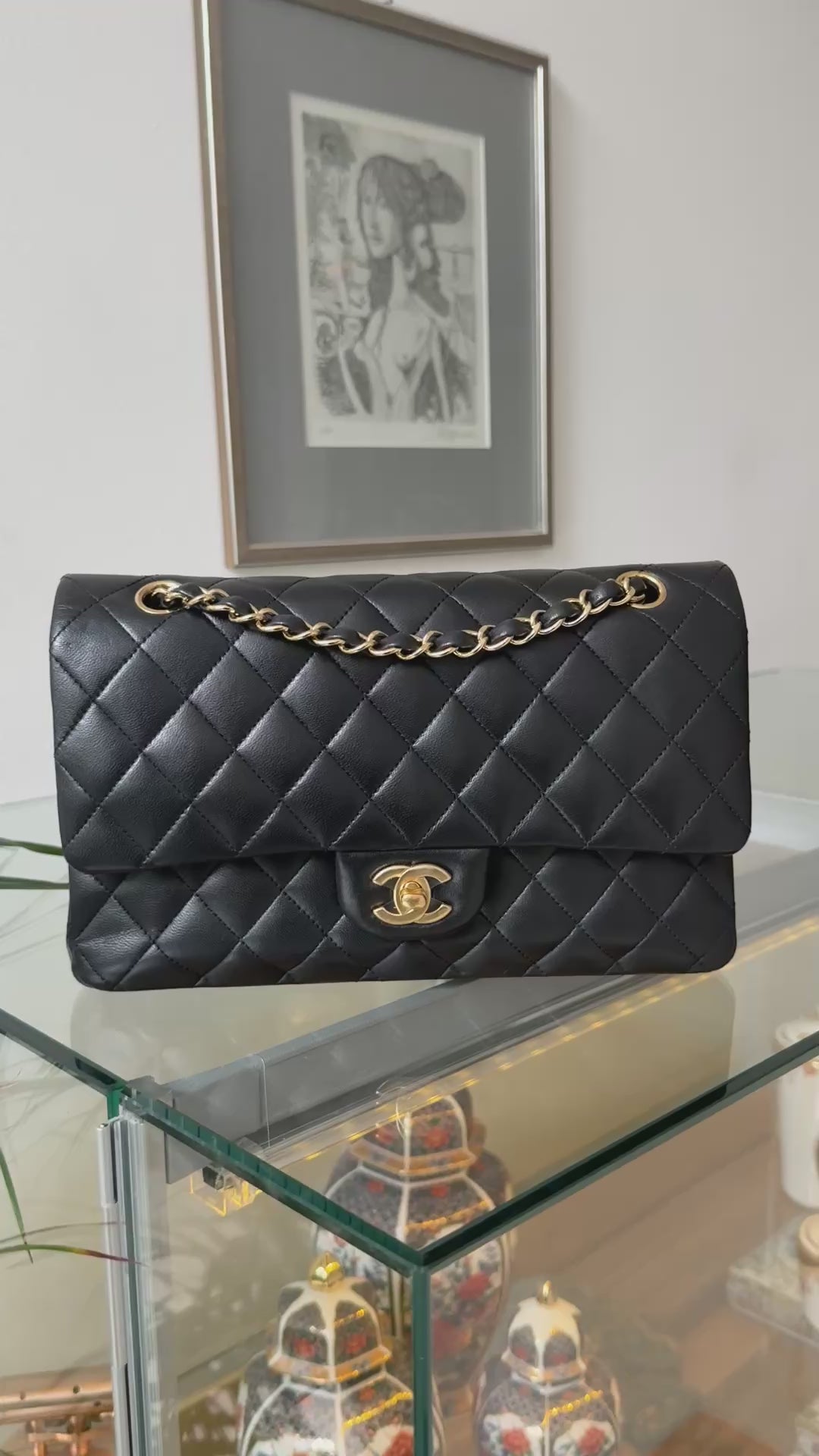 Chanel Medium Classic Double Flap Bag aus schwarzem Lammleder und goldfarbener Hardware