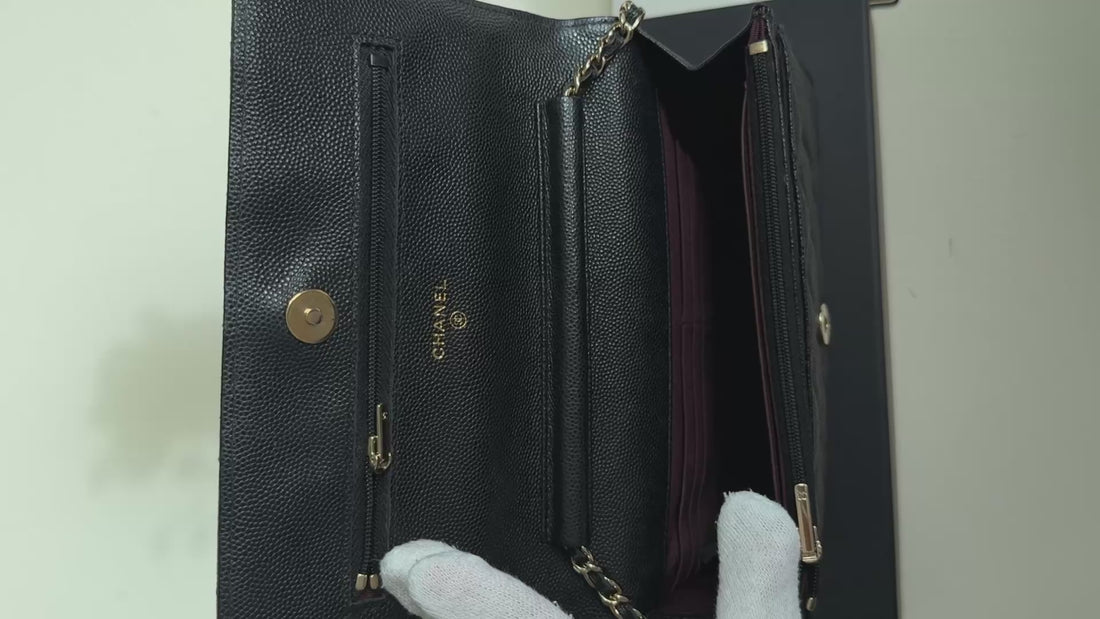CHANEL WOC Wallet on Chain aus schwarzem genarbtem und glänzendem Kalbsleder und goldfarbener Hardware.