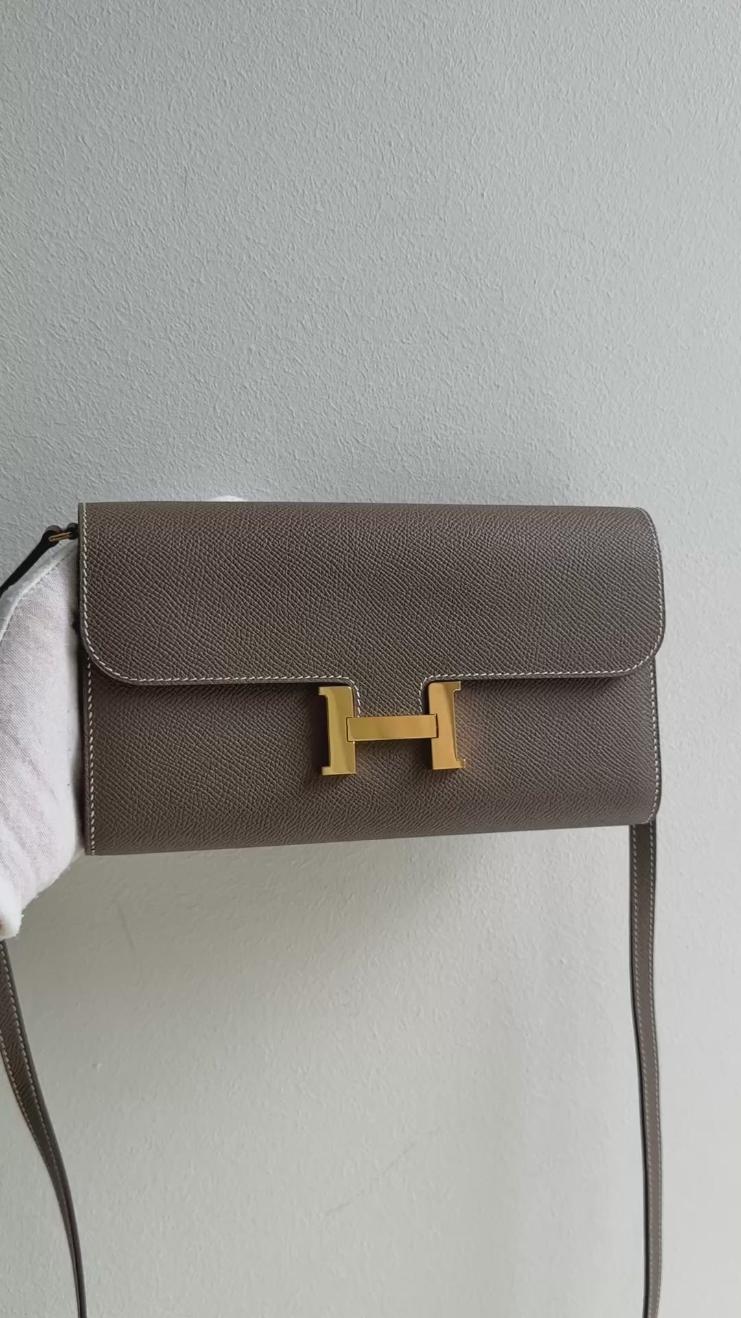 Hermès Constance to go in der Farbe Etoupe.