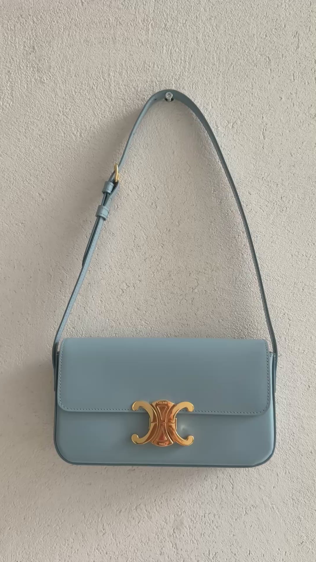 CELINE CLAUDE Schulter Tasche aus glänzendem Kalbsleder mit verstellbaren Schulterriemen. Farbe: California Blue.