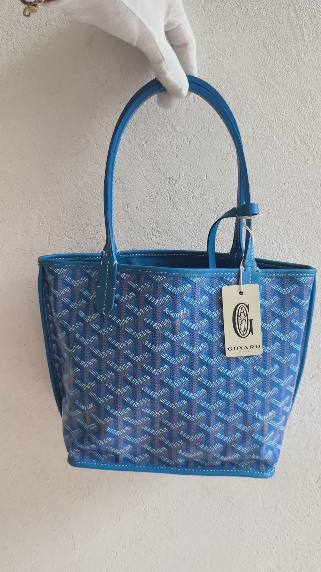 Die Goyard Anjou Mini ist eine moderne Interpretation der ikonischen Saint Louis und zeichnet sich durch ihre wendbare Konstruktion aus