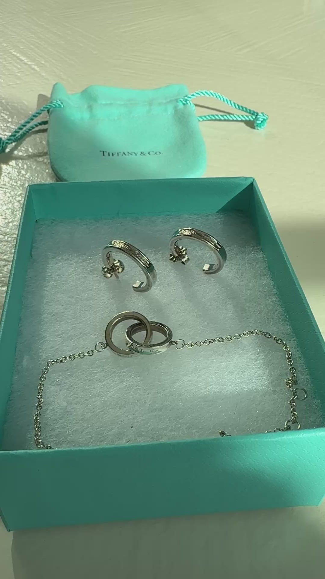 Tiffany 1837™ Interlocking Circle Set aus Kreolen und Armkette