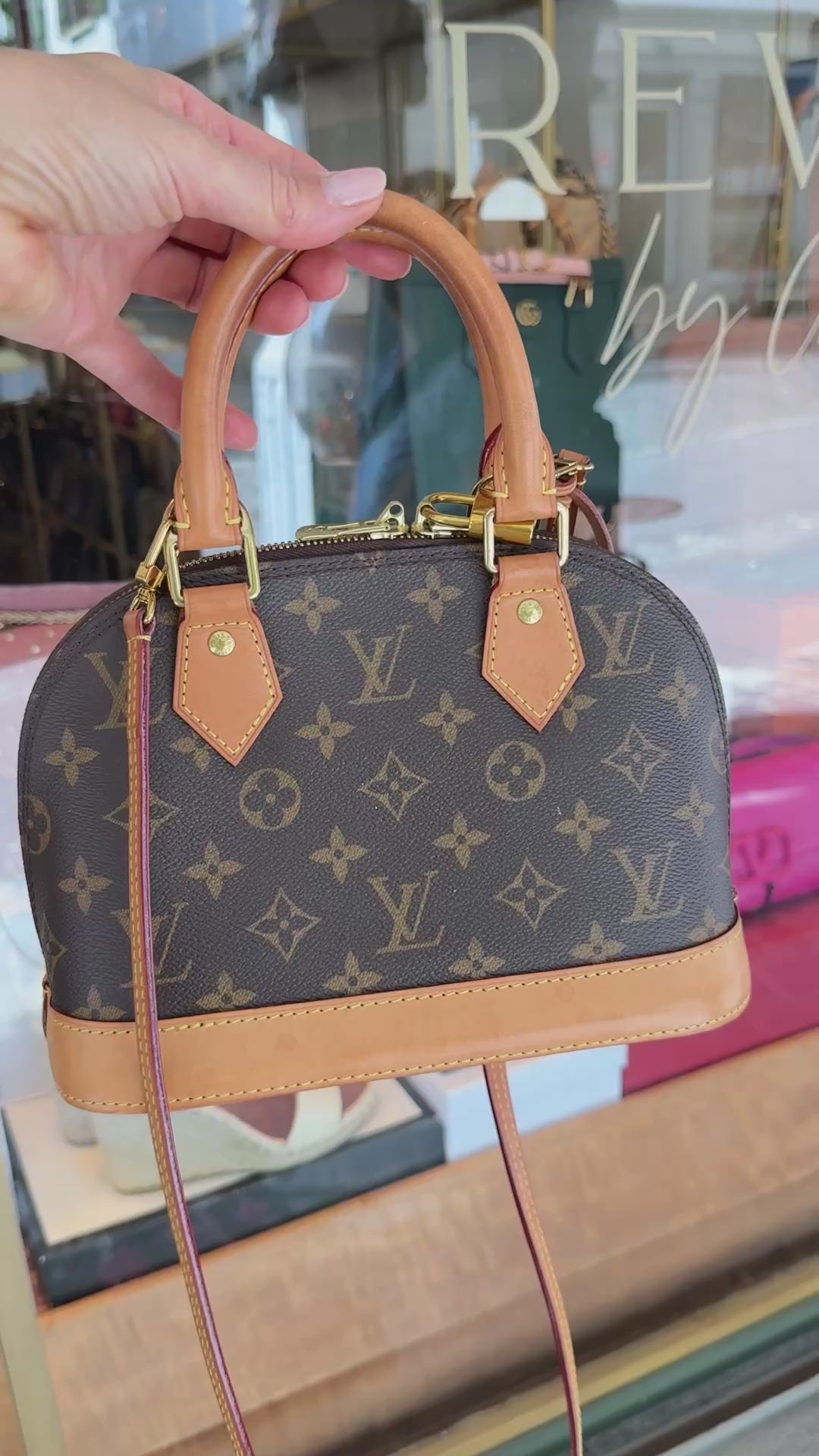 Louis Vuitton Alma BB en toile Monogram avec bandoulière amovible. Toile Monogram enduite.