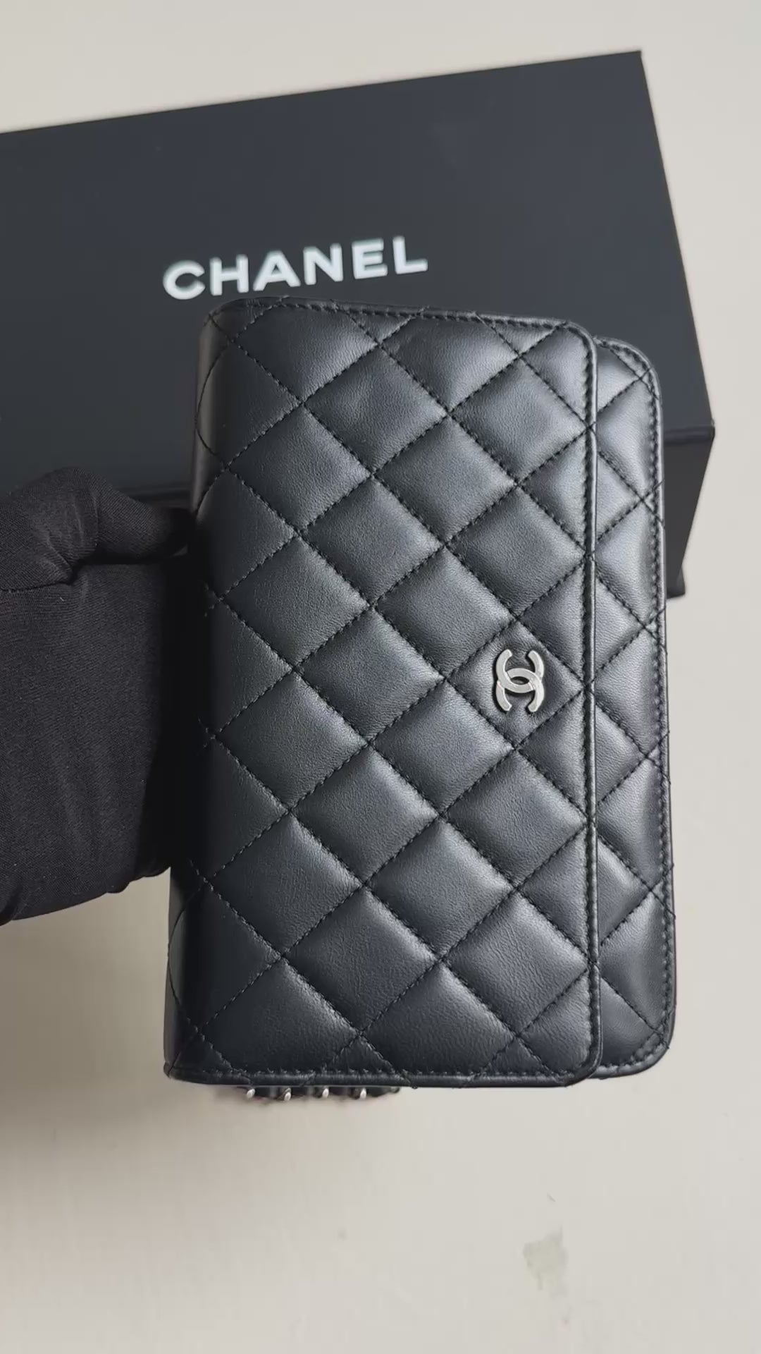 CHANEL WOC Wallet on Chain aus schwarzem Lammleder und silberfarbener Hardware.